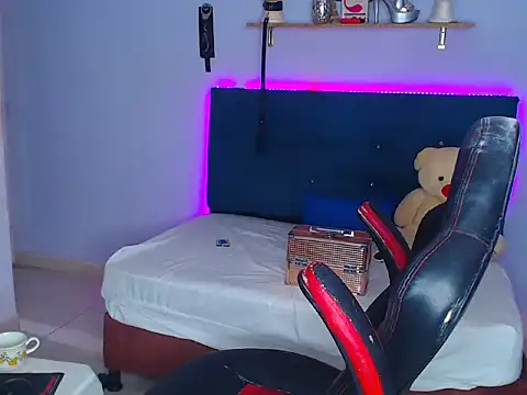 Snapshot of Lunadool chatting on 10.07.25 Lunadool online show from 10.07.25