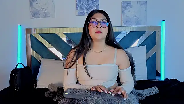 Snapshot of Violettabloom_ chatting on 09.18.25 Violettabloom online show from 09.18.25