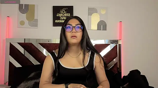 Snapshot of Violettabloom_ chatting on 09.27.25 Violettabloom online show from 09.27.25