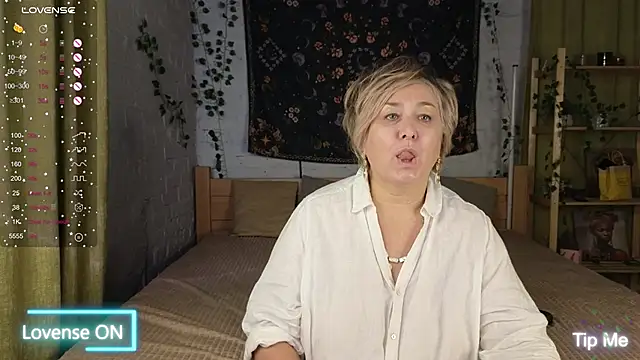 Snapshot of Marta_Wils chatting on 10.16.25 Marta Wils online show from 10.16.25