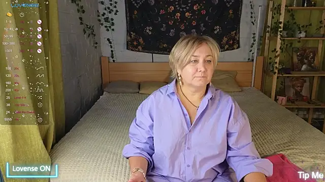 Snapshot of Marta_Wils chatting on 10.18.25 Marta Wils online show from 10.18.25