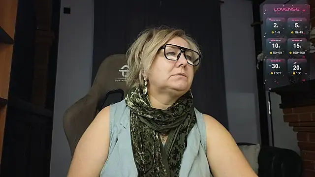 Snapshot of Marta_Wils chatting on 10.21.25 Marta Wils online show from 10.21.25