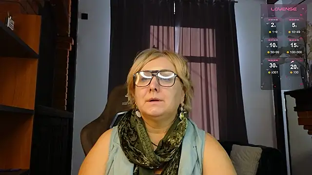 Snapshot of Marta_Wils chatting on 10.25.25 Marta Wils online show from 10.25.25