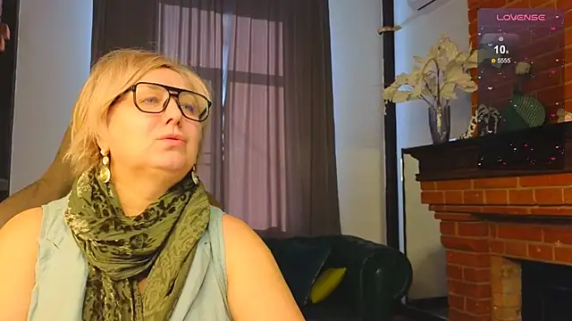 Snapshot of Marta_Wils chatting on 10.27.25 Marta Wils online show from 10.27.25