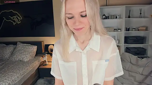 Snapshot of DianeHonnette chatting on 10.05.25 DianeHonnette online show from 10.05.25