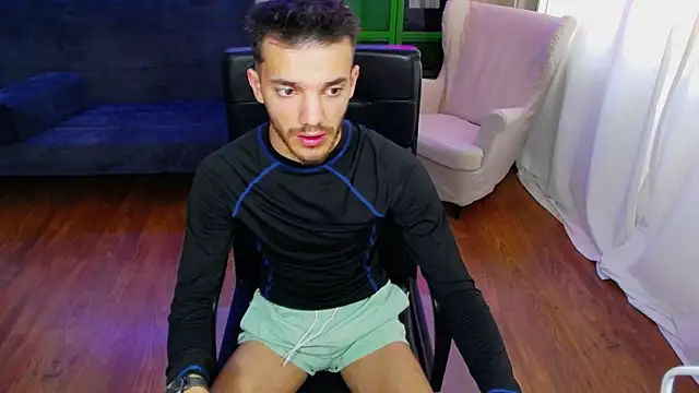 Snapshot of DominicValente chatting on 10.21.25 DominicValente online show from 10.21.25