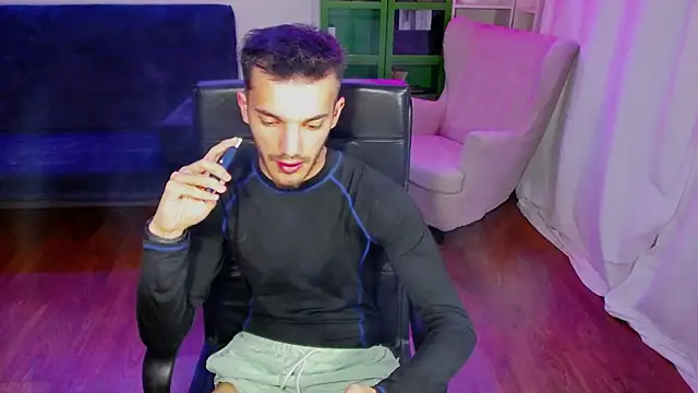 Snapshot of DominicValente chatting on 10.22.25 DominicValente online show from 10.22.25