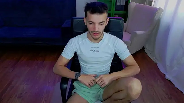 Snapshot of DominicValente chatting on 10.23.25 DominicValente online show from 10.23.25