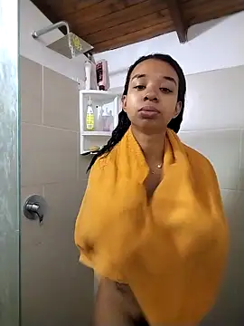 Snapshot of Suzanelee1 chatting on 10.21.25 Suzanelee1 online show from 10.21.25