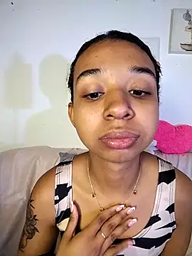 Snapshot of Suzanelee1 chatting on 10.24.25 Suzanelee1 online show from 10.24.25