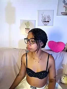 Snapshot of Suzanelee1 chatting on 10.26.25 Suzanelee1 online show from 10.26.25