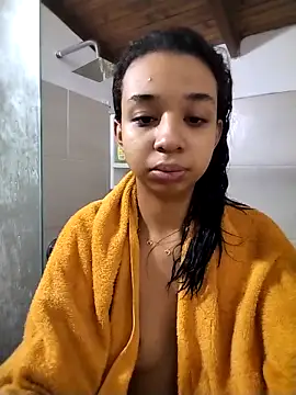 Snapshot of Suzanelee1 chatting on 10.28.25 Suzanelee1 online show from 10.28.25