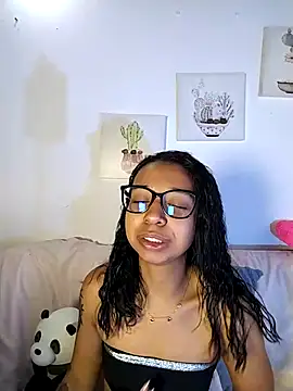 Snapshot of Suzanelee1 chatting on 10.29.25 Suzanelee1 online show from 10.29.25