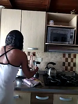 Snapshot of Suzanelee1 chatting on 10.29.25 Suzanelee1 online show from 10.29.25