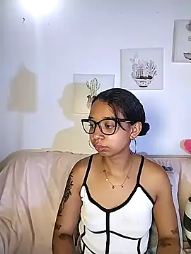 Snapshot of Suzanelee1 chatting on 10.30.25 Suzanelee1 online show from 10.30.25