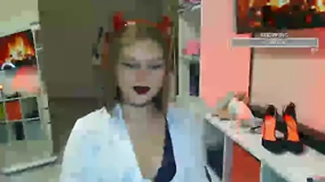 Snapshot of Miss_Diamond_Maria chatting on 10.31.25 Miss Diamond Maria online show from 10.31.25