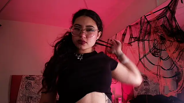 Snapshot of SabrinaV_ chatting on 10.22.25 SabrinaV online show from 10.22.25