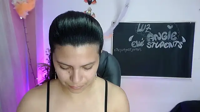 Snapshot of LuzAngie chatting on 10.28.25 LuzAngie online show from 10.28.25