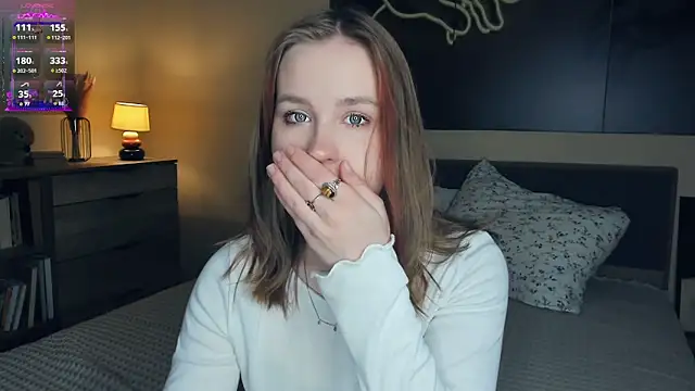 Snapshot of MaliaBourraine chatting on 10.13.25 MaliaBourraine online show from 10.13.25