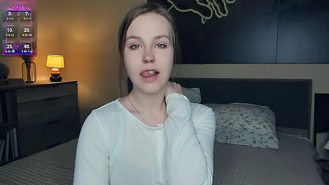 Snapshot of MaliaBourraine chatting on 10.14.25 MaliaBourraine online show from 10.14.25