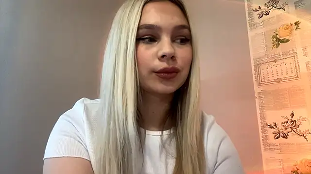 Snapshot of KylaCincotta chatting on 09.24.25 KylaCincotta online show from 09.24.25