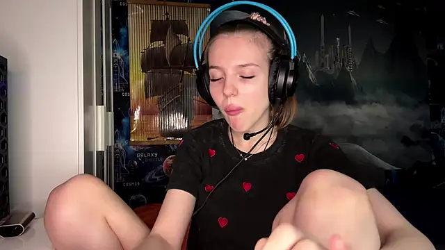 Snapshot of Elira_Breeze chatting on 11.04.25 Elira Breeze online show from 11.04.25