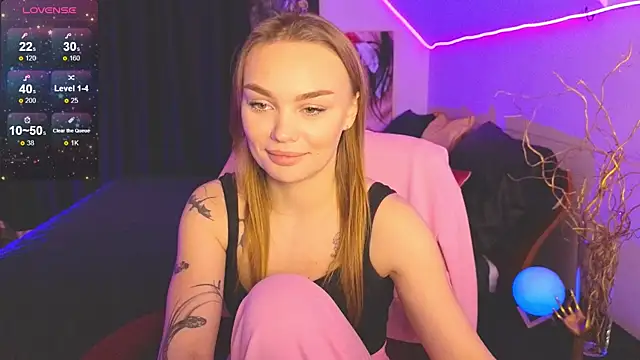 Snapshot of KitsyMoore chatting on 10.04.25 KitsyMoore online show from 10.04.25