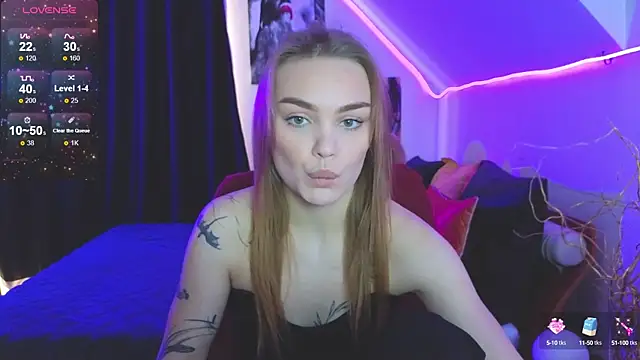 Snapshot of KitsyMoore chatting on 10.11.25 KitsyMoore online show from 10.11.25