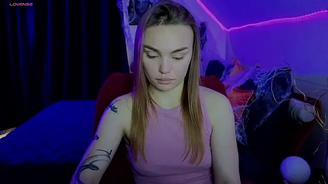 Snapshot of KitsyMoore chatting on 10.28.25 KitsyMoore online show from 10.28.25