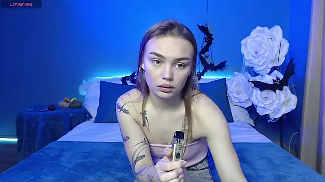 Snapshot of KitsyMoore chatting on 11.06.25 KitsyMoore online show from 11.06.25