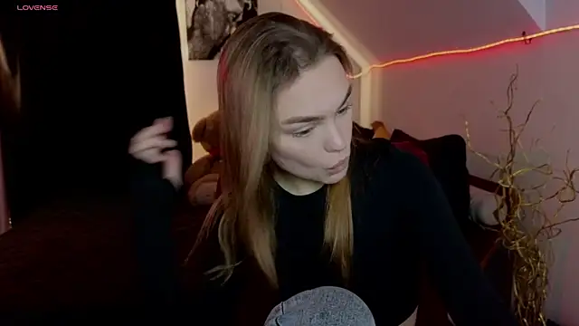 Snapshot of KitsyMoore chatting on 11.07.25 KitsyMoore online show from 11.07.25