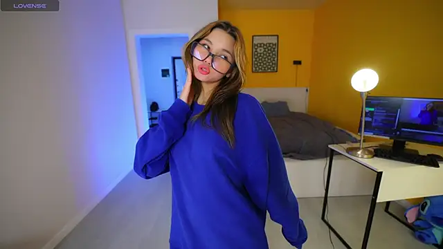 Snapshot of lovekissmes chatting on 10.17.25 lovekissmes online show from 10.17.25