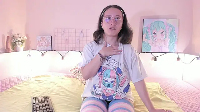 Snapshot of Kitty_NaNa chatting on 11.19.25 Kitty NaNa online show from 11.19.25