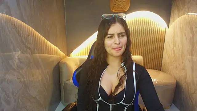 Snapshot of dany_r_ chatting on 10.24.25 dany r online show from 10.24.25