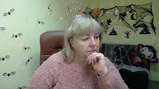 Snapshot of MilenaWedxy chatting on 10.28.25 MilenaWedxy online show from 10.28.25