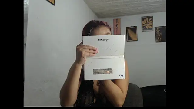 Snapshot of Emily_babybo chatting on 10.27.25 Emily babybo online show from 10.27.25