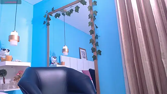 Snapshot of PenelopeBond chatting on 10.09.25 PenelopeBond online show from 10.09.25