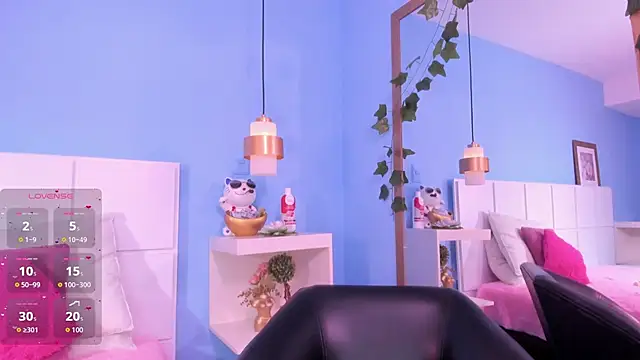 Snapshot of PenelopeBond chatting on 10.17.25 PenelopeBond online show from 10.17.25