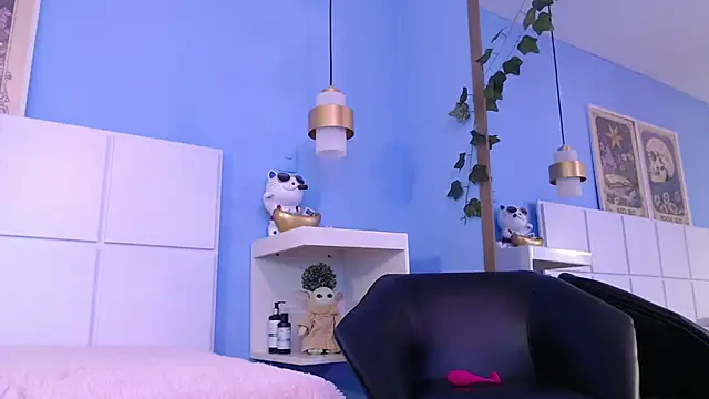 Snapshot of PenelopeBond chatting on 10.28.25 PenelopeBond online show from 10.28.25