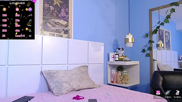 Snapshot of PenelopeBond chatting on 10.31.25 PenelopeBond online show from 10.31.25