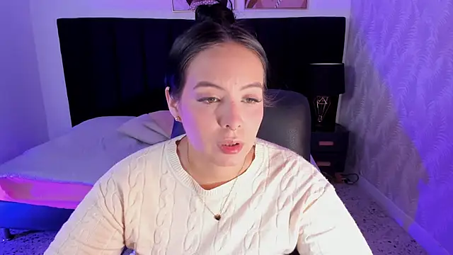 Snapshot of camiladuke7 chatting on 10.01.25 camiladuke7 online show from 10.01.25