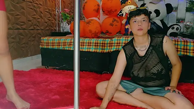 Snapshot of Twindesires chatting on 10.29.25 Twindesires online show from 10.29.25