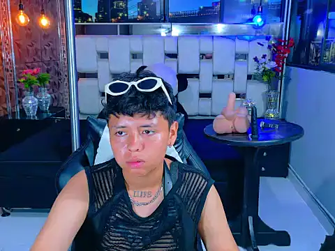 Snapshot of Twindesires chatting on 11.14.25 Twindesires online show from 11.14.25