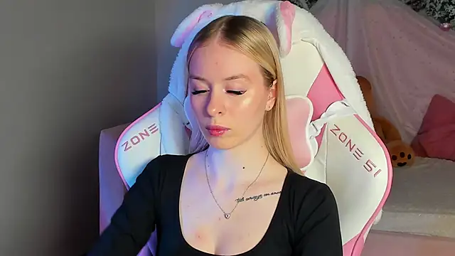 MiaGraces online show from 12.16.25