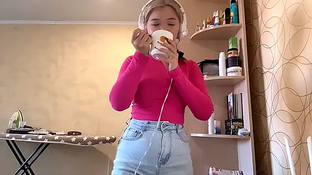 Snapshot of CarolannSide chatting on 09.23.25 CarolannSide online show from 09.23.25