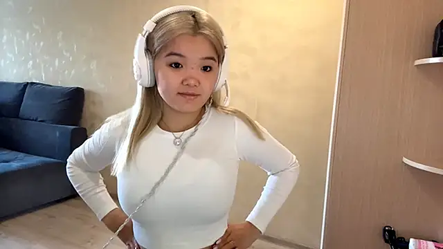 Snapshot of CarolannSide chatting on 10.03.25 CarolannSide online show from 10.03.25