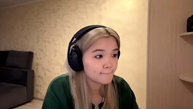 Snapshot of CarolannSide chatting on 10.07.25 CarolannSide online show from 10.07.25