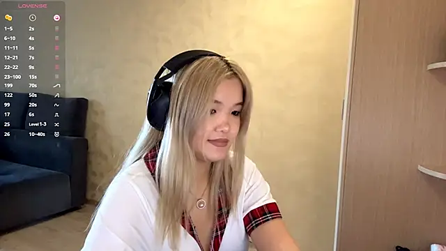 Snapshot of CarolannSide chatting on 10.09.25 CarolannSide online show from 10.09.25