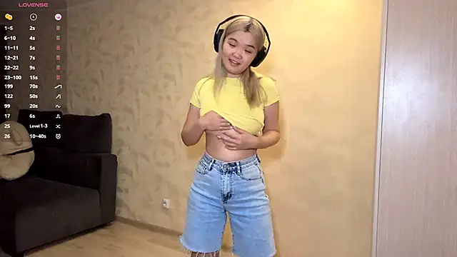 Snapshot of CarolannSide chatting on 10.16.25 CarolannSide online show from 10.16.25