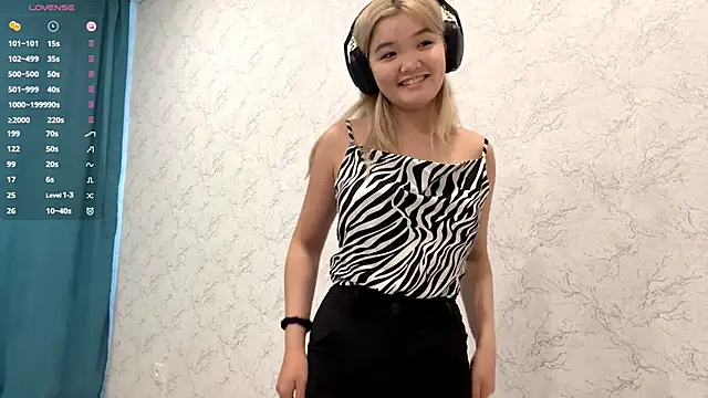 Snapshot of CarolannSide chatting on 10.18.25 CarolannSide online show from 10.18.25